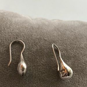 Polished sterling silver teardrop earrings! 🎀